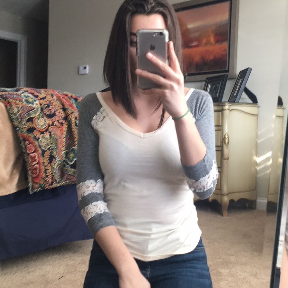 Cream and gray quarter sleeve wet seal shirt